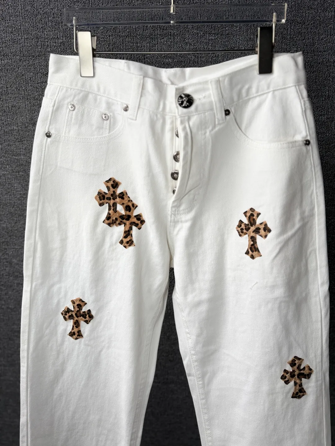 P230 💰 (Top version) Chrome Hearts/Chrome Hearts Classic white leopard print series colored leather cross washed color fabric unisex denim trousers Vibe style straight stacked god-level version Carbon fine bias denim color fabric Old vintage full set of hardware - Chrome Hearts white cow series The high version uses high-ounce custom fabrics, fermentation washing and soft color fixation, soft and thick to wear. The details are all made by hand-polished craftsmanship. Full-print jacquard fabric Unique design style. Through multiple processes to create a full retro feel. Unique niche non-contrast shirt. Customized distressed spray-painted buttons. Craftsmanship in every detail. Color: white leopard print. Size: 28-30-32-34 (corresponding to S-M-L-XL).
